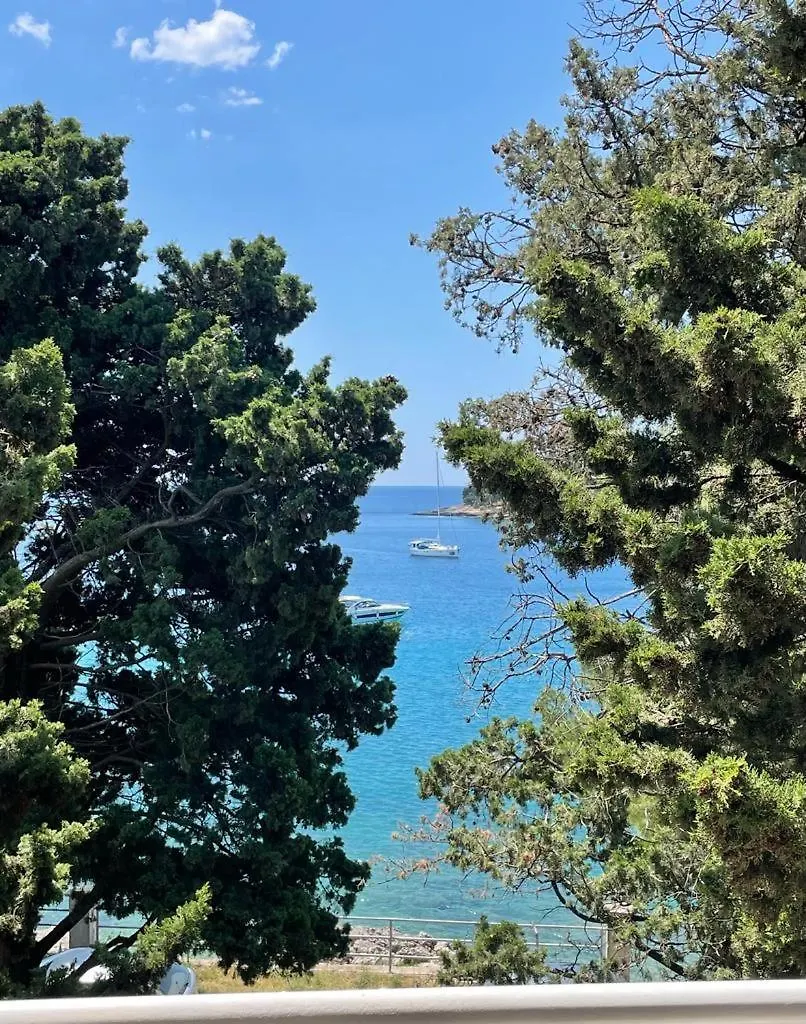 Belview - Beachfront Apartments Pula